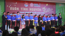 ĐH Đông Á tặng 300 vé xe và 2 chuyến xe Tết cho sinh viên khó khăn