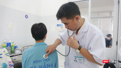 Bác sĩ thăm khám cho bệnh nhân sau phẫu thuật (ảnh BVCC)