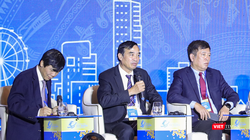 Ông Lê Trung Chinh (giữa) - Chủ tịch UBND TP Đà Nẵng phát biểu tại phiên đối thoại thứ nhất với chủ đề “Khơi thông nguồn lực hợp tác quốc tế thúc đẩy phát triển kinh tế xã hội”