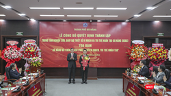 ông Lê Trung Chinh - Chủ tịch UBND TP Đà Nẵng trao quyết định thành lập DSAC và bổ nhiệm Giám đốc DSAC cho ông Lê Hoàng Phúc.