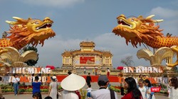 Người dân và du khách đổ về các tuyến đường được trang trí để du xuân trong ngày cuối tuần 4/2