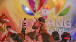 Du khách nước ngoài thích thú live đường hoa xuân Đà Nẵng