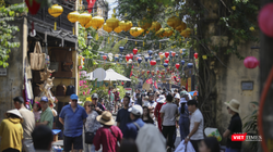 Du khách tham quan phố cô Hội An, , Quảng Nam