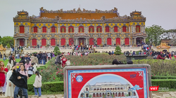 Du lịch Thừa Thiên Huế 10 tháng đầu năm 2024 tăng 26,8% (Ảnh du khách tham quan điện Kiến Trung, Đại nội Huế)