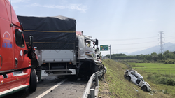 Hiện trường vụ tai nạn trên cao tốc Cam Lộ - La Sơn (Ảnh PL)