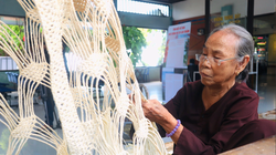 Nghệ nhân xã đảo Cù Lao Chàm (Hội An) đang đan võng ngô đồng (ảnh Mạnh Cường-thanhnien.vn)