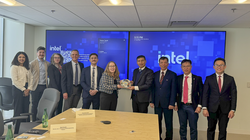 Phó Chủ tịch Thường trực UBND TP Đà Nẵng Hồ Kỳ Minh tặng quà lưu niệm cho bà Sarah Kemp - Phó Chủ tịch phụ trách các vấn đề chính phủ quốc tế của Tập đoàn Intel - nhân chuyến thăm và làm việc với Tập đoàn công nghệ Intel tại Hoa Kỳ. (ảnh danang.gov.vn)