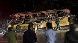 Chiếc xe khách biến dạng sau vụ va chạm (ảnh congly.vn)