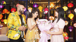 Lãnh đạo Sở Du lịch Đà Nẵng tặng hoa chúc mừng cặp đôi cô dâu chú rể Ấn Độ đến Đà Nẵng