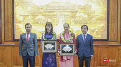 Lãnh đạo tỉnh Thừa Thiên Huế trao tặng danh hiệu “Công dân danh dự tỉnh Thừa Thiên Huế” cho bà Andrea Teufel và bà Kazuyo Watanabe (ảnh Ngọc Hiếu)