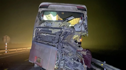 Xe khách giường nằm BKS 51B- 261.49 hư hỏng nặng sau vụ tai nạn (ảnh CTV)