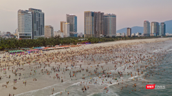 Nắng nóng, người dân và du khách ở Đà Nẵng đổ ra biển giải nhiệt trong dịp lễ 30/4-1/5