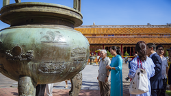 Cửu đỉnh được đặt trước sân Thế Tổ Miếu, thuộc quần thể di tích Hoàng cung Huế