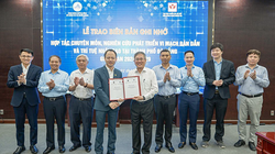 Sở TT&TT TP Đà Nẵng và Viện CNTT - Đại học Quốc gia Hà Nội trao Biên bản ghi nhớ hợp tác chuyên môn, nghiên cứu phát triển vi mạch bán dẫn và trí tuệ nhân tạo tại TP Đà Nẵng.