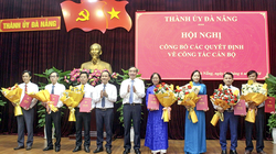 Ông Lê Trung Chinh, Chủ tịch UBND TP Đà Nẵng (đứng giữa) trao các quyết định bổ nhiệm cho các cá nhân (Ảnh CTV)