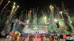 Người dân thích thú trải nghiệm dịch vụ tại phố đi bộ Bạch Đằng