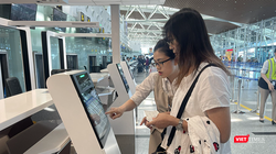 Nhân viên hướng dẫn hành khách sử dụng dịch vụ ký gửi hành lý tự động thông qua việc tích hợp hệ thống quầy tự gửi hành lý (self-bag drop) tại Nhà ga T2 Đà Nẵng