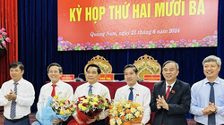 Lãnh đạo tỉnh tặng hoa chúc mừng Chủ tịch UBND tỉnh Lê Văn Dũng (thứ ba từ trái sang) và 2 Phó Chủ tịch UBND tỉnh Trần Nam Hưng và Phan Thái Bình được bầu tại Kỳ họp thứ 23, HĐND tỉnh Quảng Nam khóa X (Ảnh CTV)