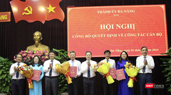 Lãnh đạo Đà Nẵng tặng hoa chúc mừng các cá nhân nhận quyết định điều động, bổ nhiệm ở các vị trí chủ chốt.