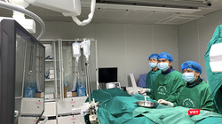 Ê kíp bác sĩ Bệnh viện Đa khoa Trung ương Quảng Nam đang điều trị cho bệnh nhân