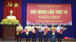 Bí thư Tỉnh uỷ Quảng Nam Lương Nguyễn Minh Triết (đứng giữa) tặng hoa chúc mừng các cá nhân