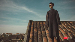 Ca sĩ Đức Tuấn đứng trên mái nhà tại phố cổ Hội An (ảnh đăng trên Facebook nhân vật)