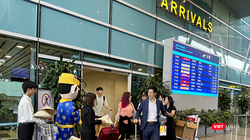 Những du khách đầu tiên từ Hồng Kông đến Đà Nẵng trên chuyến bay do Hong Kong Airlines khai thác