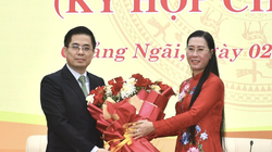 Bà Bùi Thị Quỳnh Vân, Bí thư Tỉnh ủy, Chủ tịch HĐND tỉnh Quảng Ngãi tặng hoa cho ông Nguyễn Hoàng Giang, tân Chủ tịch UBND tỉnh Quảng Ngãi. (Ảnh Đức Hoàng)