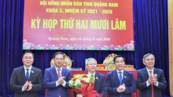 Lãnh đạo tỉnh Quảng Nam tặng hoa, chúc mừng ông Nguyễn Đức Dũng (đứng giữa) được bầu làm Chủ tịch HĐND tỉnh.