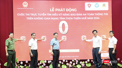 Cục trưởng Cục An toàn thông tin, Bộ TT&TT Lê Văn Tuấn và Phó Chủ tịch Thường trực UBND tỉnh Thừa Thiên Huế Nguyễn Thanh Bình, cùng các đại biểu bấm nút khởi động cuộc thi.