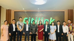 Bà Nguyễn Thị Anh Thi (áo đỏ), Phó Chủ tịch UBND TP Đà Nẵng, cùng đoàn công tác đã làm việc với các hãng hàng không Garuda Indonesia và Citilink Indonesia để xúc tiến đường bay trực tiếp đến Đà Nẵng.