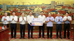 Thành ủy - HĐND - UBND - Ủy ban MTTQ Việt Nam TP Đà Nẵng hỗ trợ TP Hải Phòng 10 tỷ đồng khắc phục hậu quả cơn bão số 3. (Ảnh Thanh Nguyên)