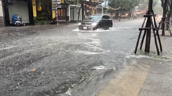 Nhiều tuyến đường ở Đà Nẵng ngập sâu sau cơn mưa sáng 18/9