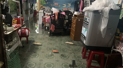 Mưa lớn khiến nhiều nhà dân ở Tổ 21, phường An Hải Tây, quận Sơn Trà, TP Đà Nẵng bị ngập trong sáng 18/9 (Ảnh Nguyễn Tân)