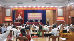 Các đại biểu HĐND tỉnh Quảng Nam biểu quyết thông qua việc chi hơn 158 tỷ đồng hỗ trợ học phí cho học sinh trong 2 năm học 2024-2025 và năm học 2025-2026.