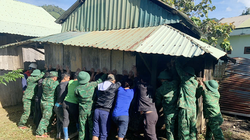 Lực lượng chức năng hỗ trợ người dân di dời khỏi vị trí có nguy cơ sạt lở