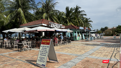 Bảng thông báo của Ban quản lý bán đảo Sơn Trà và các bãi biển du lịch Đà Nẵng đối với các kiot kinh doanh tại khu vực công viên biển Lăng Ông (phường Phước Mỹ, quận Sơn Trà)