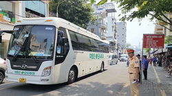 Lực lượng cảnh sát giao thông điều phối phương tiện trên tuyến đường xung quanh chợ Hàn chờ(Ảnh MT).