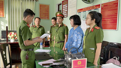 Cơ quan Cảnh sát điều tra Công an tỉnh Quảng Nam tống đạt Quyết định khởi tố bị can, bắt tạm giam đối với bà Hoàng Thị Kim Châu, nguyên Tổng giám đốc Công ty CP Bách Đạt An về tội Tham ô tài sản. Ảnh CAQN.