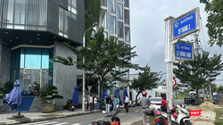 Sáng 6/11, rất đông khách hàng tập trung tại trụ sở Công ty GFDI để đòi quyền lợi.