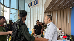 Ngày 8/11, Công an TP Đà Nẵng khám xét khẩn cấp trụ sở chính của Công ty TNHH MTV Tư vấn ấn Đầu tư GFDI trước sự chứng kiến của ông Nguyễn Quang Hoàng(áo trắng), Tổng Giám đốc GFDI