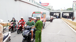 Lực lượng công an điều phối giao thông qua hầm chui Điện Biên Phủ (Đà Nẵng) sau vụ việc tài xế "rải đá" trong hầm (ảnh Phú Nam)