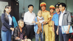 Đoàn công tác của Ban ATGT TP Đà Nẵng thăm gia đình khó khăn và có người tử vong do TNGT. Ảnh: Phú Nam