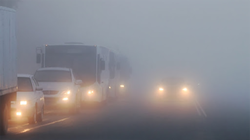 Lái xe trong điều kiện sương mù, tài xế cần bật đèn, giữ khoảng cách. Ảnh: Bagps
