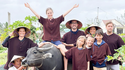 Du khách nước ngoài hứng thú trải nghiệm tại Làng rau TRà Quế