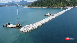 Hạng mục đê, kè chắn sóng- Dự án xây dựng bến cảng Liên Chiểu (phần Cơ sở hạ tầng dùng chung) đã thi công 72,66% khối lượng.