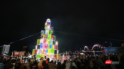 Tối 16/12, cây thông ánh sáng tại công viên bờ Tây cầu Rồng đã chính thức thắp sáng, mở đầu cho chuỗi các hoạt động tại Lễ hội Đón Giáng sinh – Chào năm mới Đà Nẵng 2025.