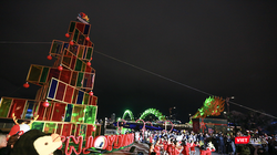 Lễ hội thắp sáng cây thông chào đón Giáng sinh và năm mới tại Đà Nẵng. Ảnh Xuân Mai.