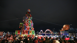 Lễ hội thắp sáng cây thông Giáng sinh tại bờ Tây cầu Rồng thu hút du khách đến với Đà Nẵng.