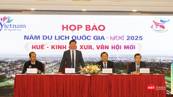 Ông Nguyễn Thanh Bình, Phó Chủ tịch Thường trực UBND tỉnh Thừa Thiên Huế cung cấp thông tin cho báo chí. Ảnh: Nguyễn Lê.